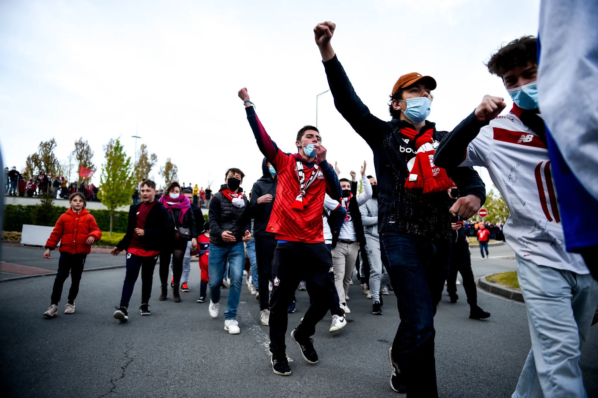 Le bus des Lillois accompagné par les supporters