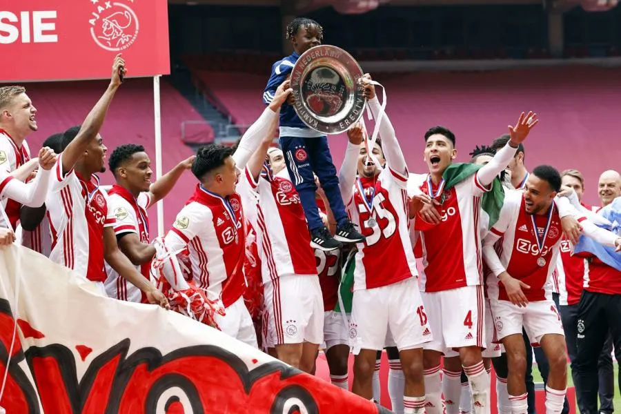 L&rsquo;Ajax fait fondre son trophée de champion pour offrir 42 000 étoiles aux abonnés