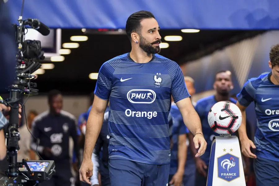 Adil Rami offre des extincteurs personnalisés aux Bleus