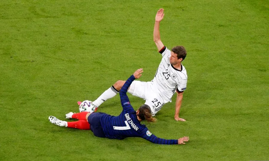 Comment Benzema, Griezmann et Mbappé subliment le poste de buteur défensif