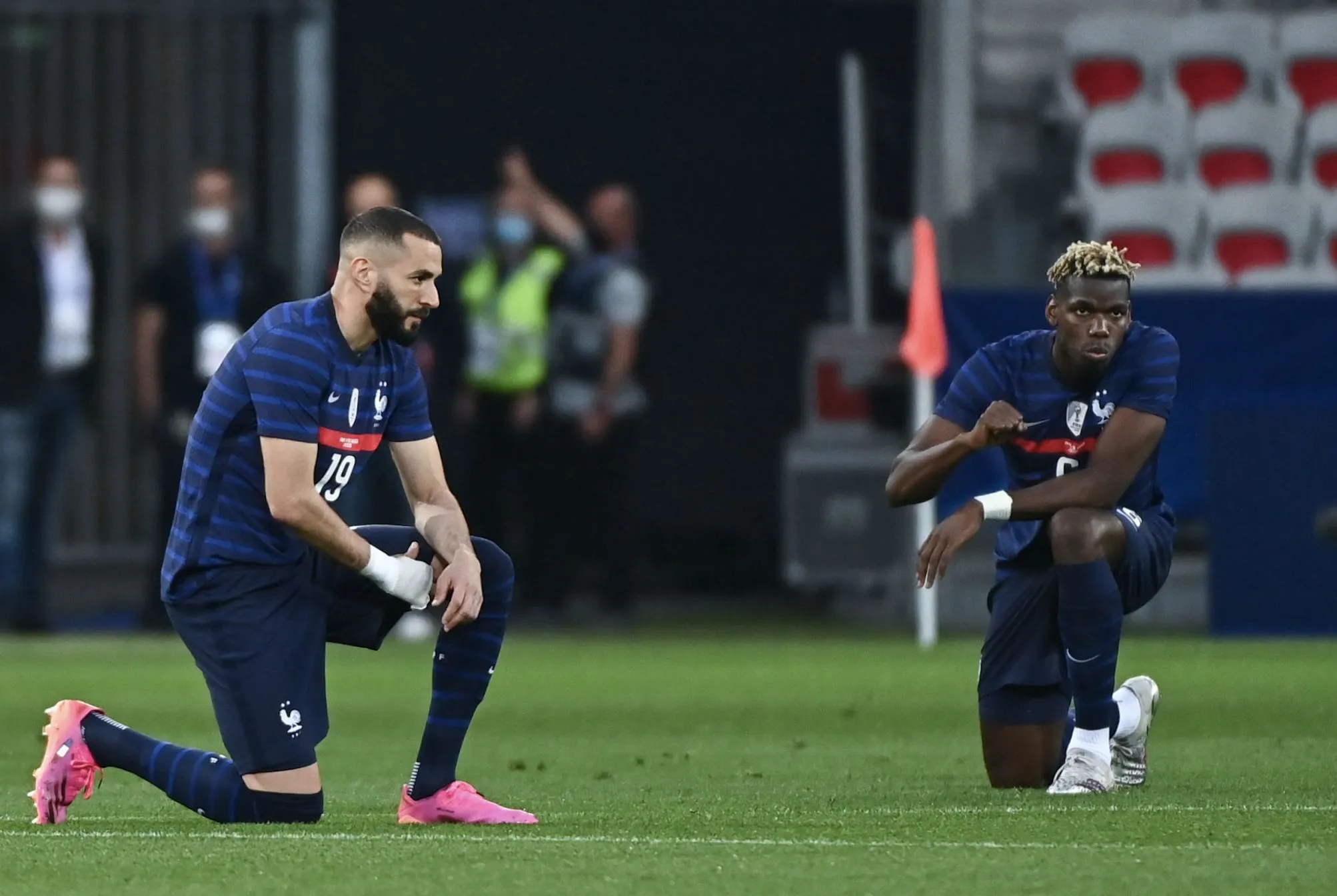 Genou à terre, debout à tort ?