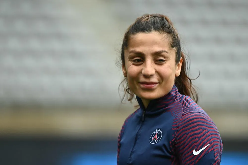 Passée par un camp de réfugiés, ancienne étudiante en médecine, l&rsquo;attaquante du PSG Nadia Nadim se raconte dans un livre