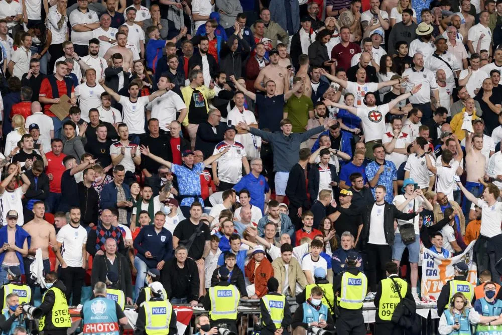 Portée pâle, son patron la découvre dans les tribunes de Wembley