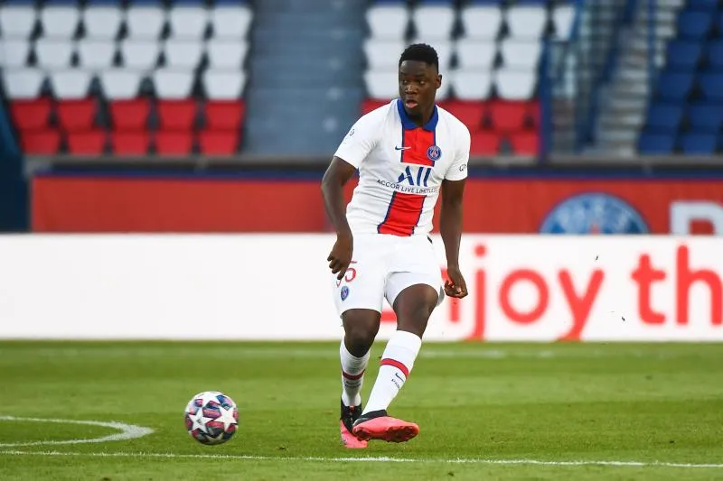 El Chadaille Bitshiabu, un géant au Paris-Saint-Germain