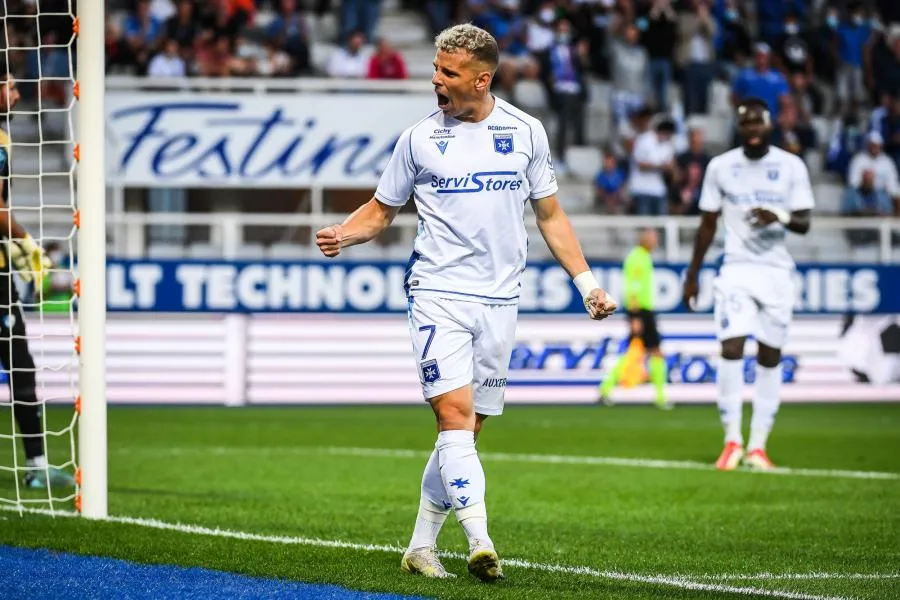 Auxerre enfonce Grenoble et grimpe sur le podium