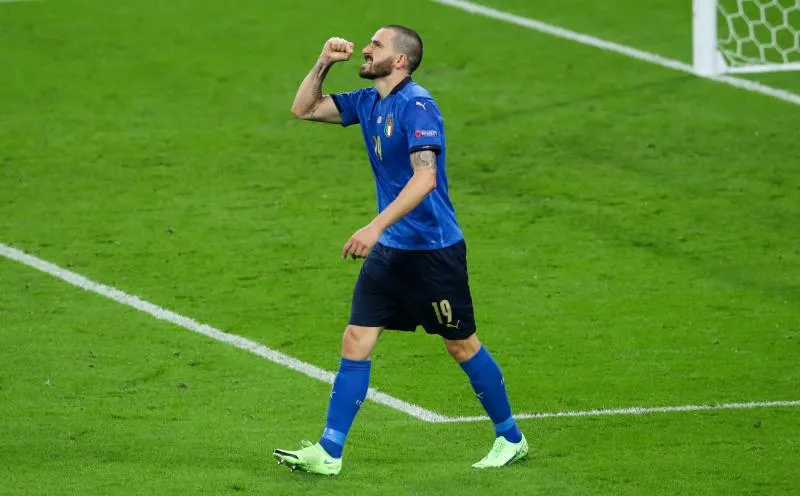 Chambreur, Leonardo Bonucci consomme toutes les boissons des sponsors avant son point presse