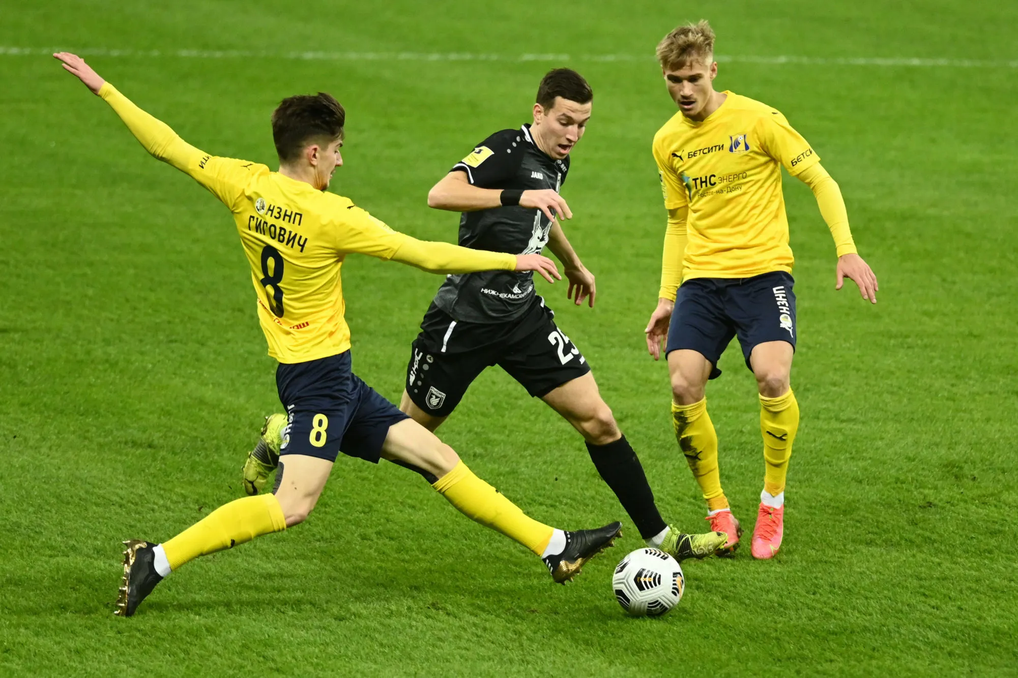 Les joueurs du FK Rostov reprennent du Blink-182 pour dévoiler leur nouveau maillot