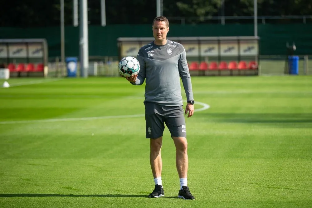 Le coach de l&rsquo;Antwerp quasiment nu en conférence de presse