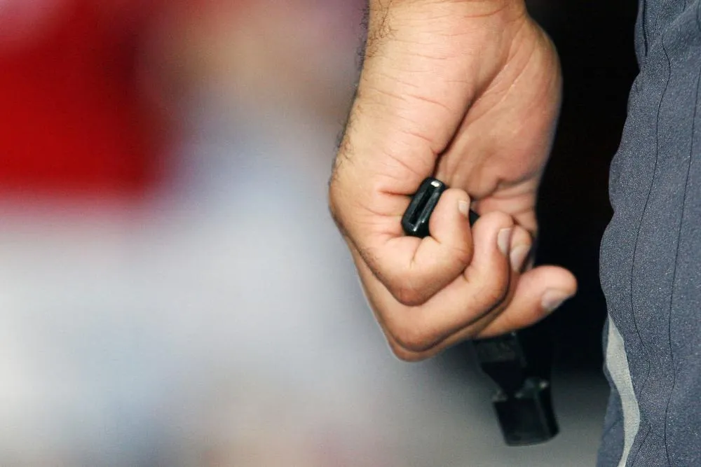 Un arbitre danois s’excuse à genoux après une erreur de jugement