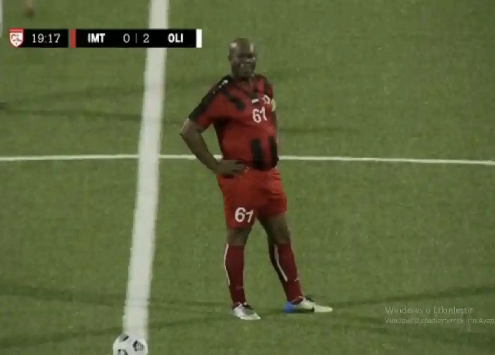 Guérilla, coke et titulaire en CONCACAF League à 60 ans : à la rencontre de Ronnie Brunswijk