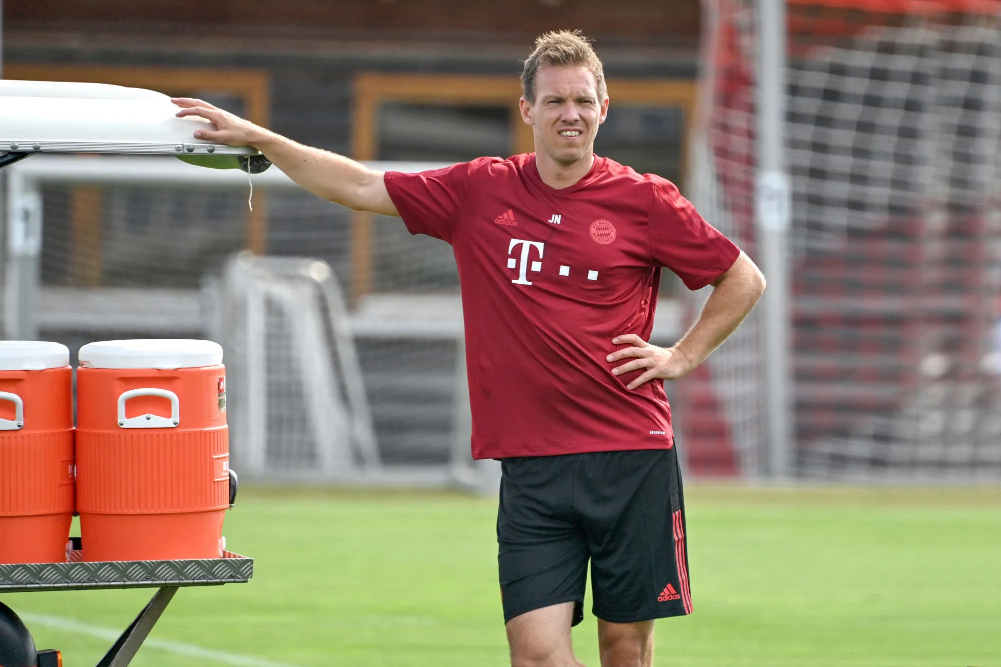 Julian Nagelsmann vient à l’entraînement en longboard