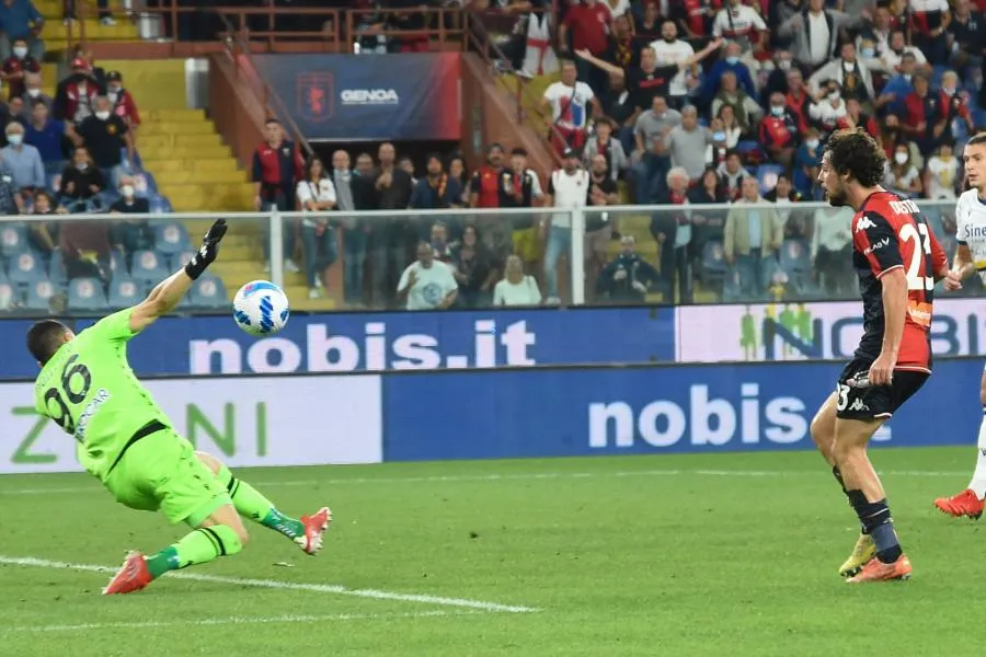 Mattia Destro signe un superbe but… avec une bouteille d’eau à la main