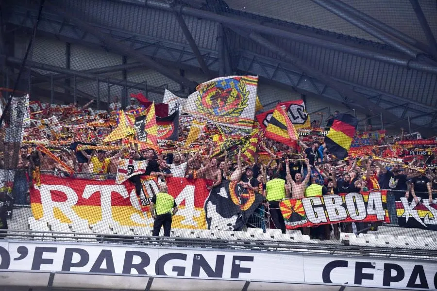 Magnifique scène de communion entre supporters lensois et marseillais