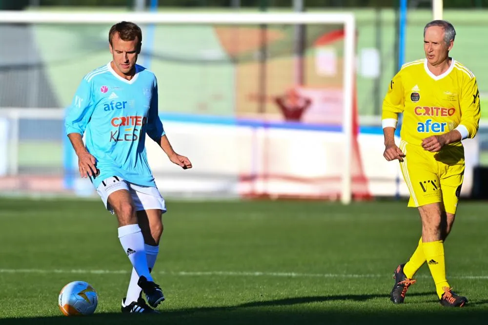 Deux semaines après Lionel Messi, Emmanuel Macron débloque son compteur