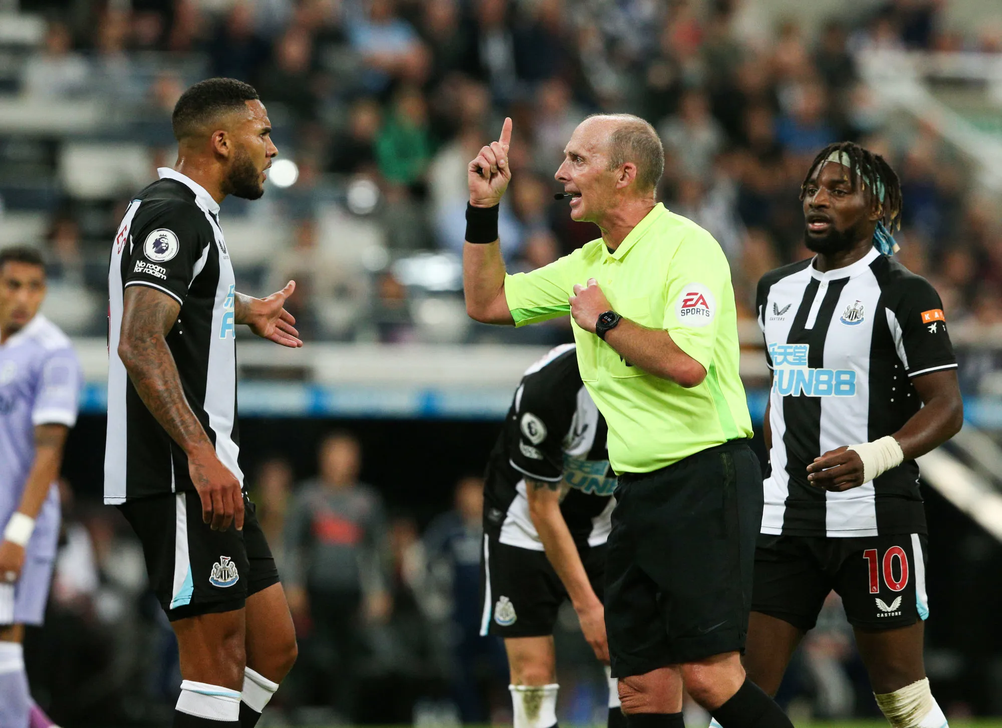 Deux joueurs en viennent aux mains après la défaite contre Tottenham