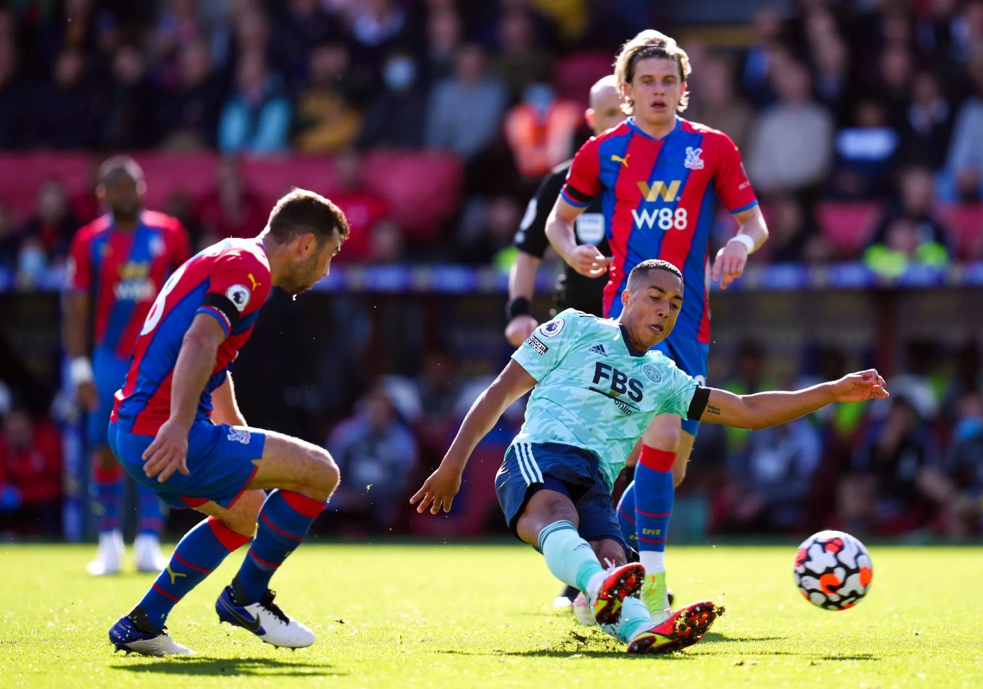 Palace rattrape Leicester, Tottenham et Brentford s&rsquo;imposent au forceps