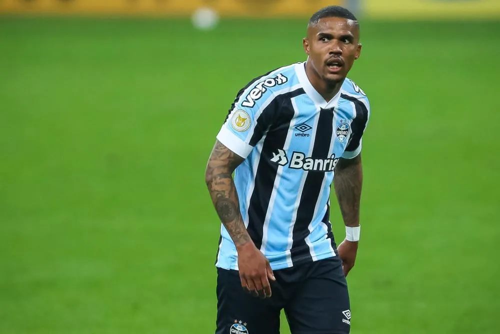 Douglas Costa claque son premier but depuis son retour au Brésil