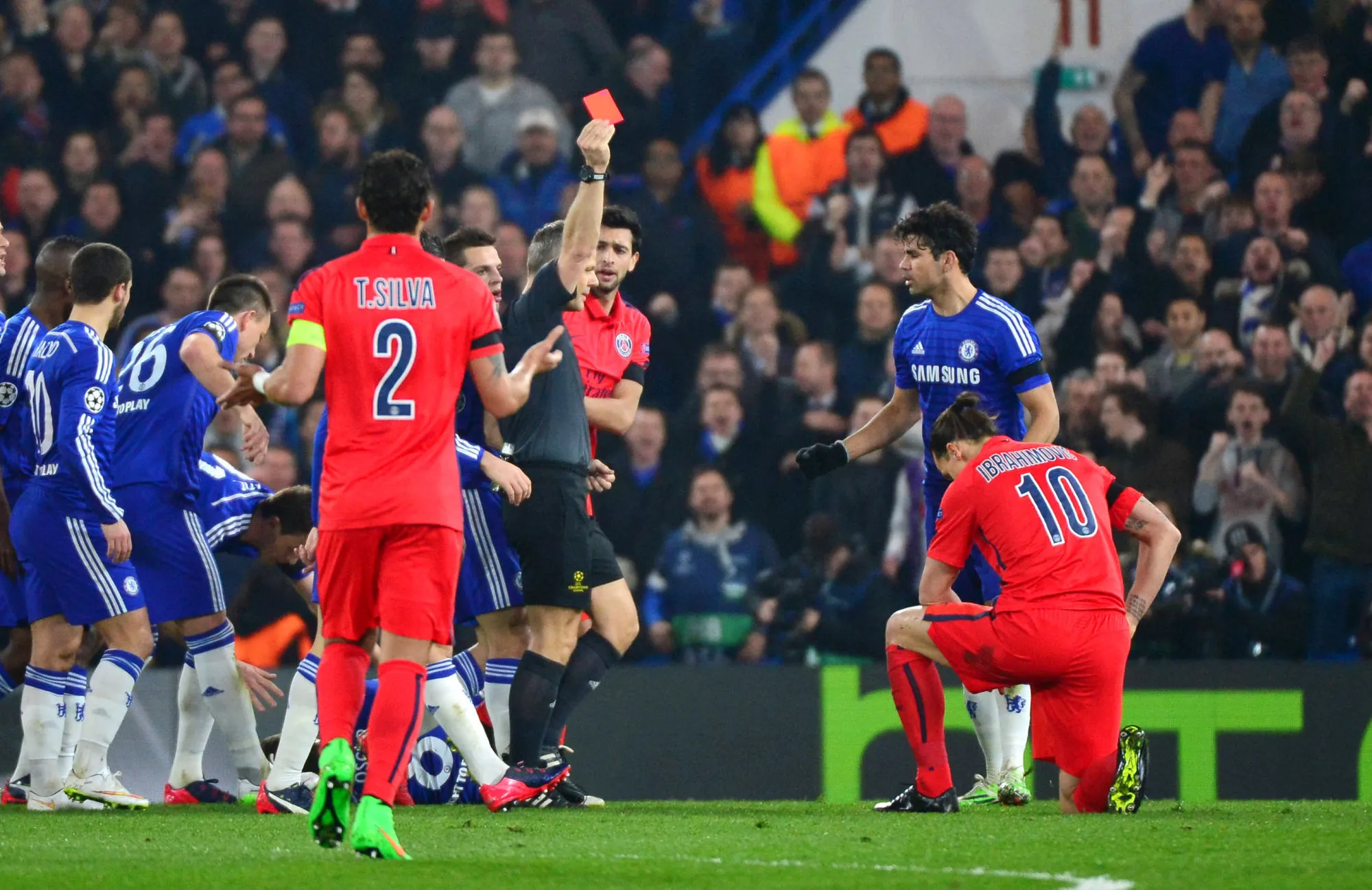 L’arbitre de Chelsea-PSG 2015 reconnaît qu’il n’aurait pas dû exclure Zlatan