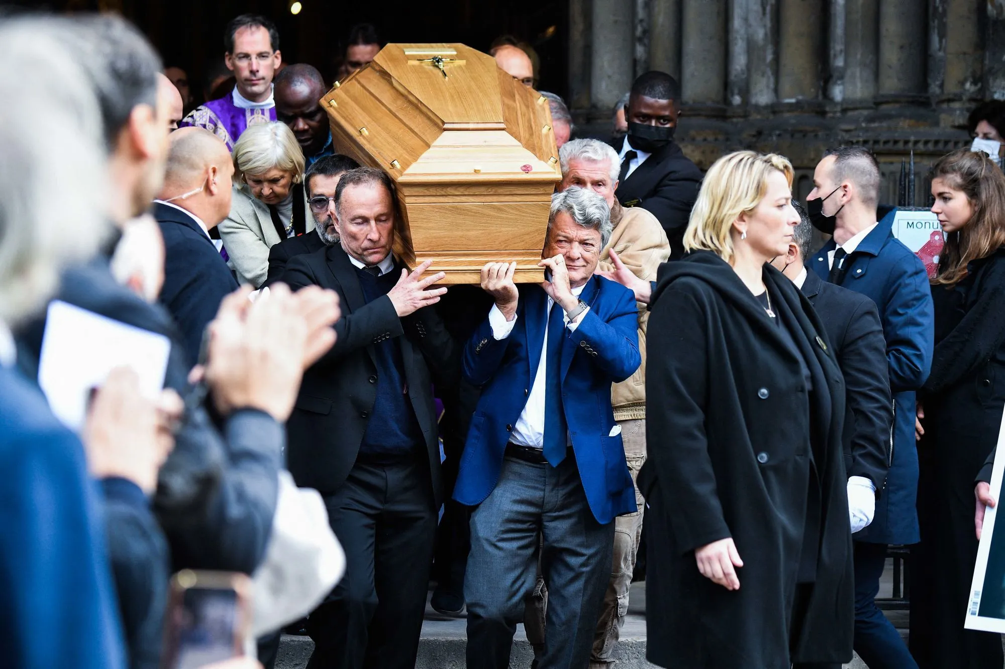 Le cercueil de Bernard Tapie porté par Jean-Pierre Papin et Basile Boli