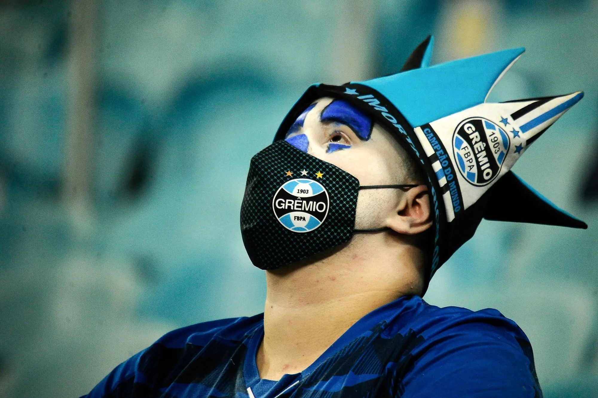 Les fans de Grêmio détruisent la VAR à mains nues