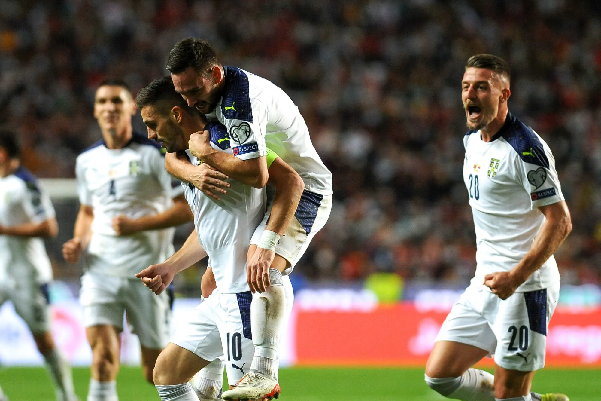 Un Serbe avait misé sur le but de Mitrović … et sur son carton jaune pour célébration