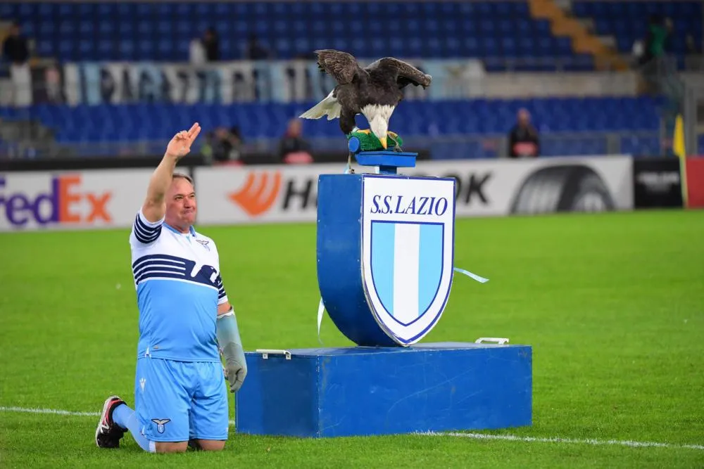 La défense lunaire du fauconnier de la Lazio après son salut nazi