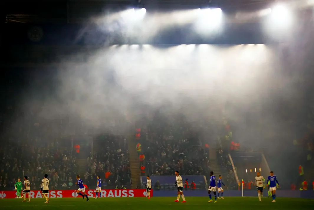 Les supporters du Legia s’attaquent à la police lors du match à Leicester