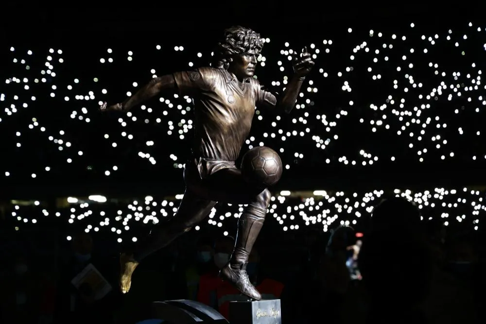 Face à la Lazio, le Napoli a dévoilé la statue de Diego Maradona