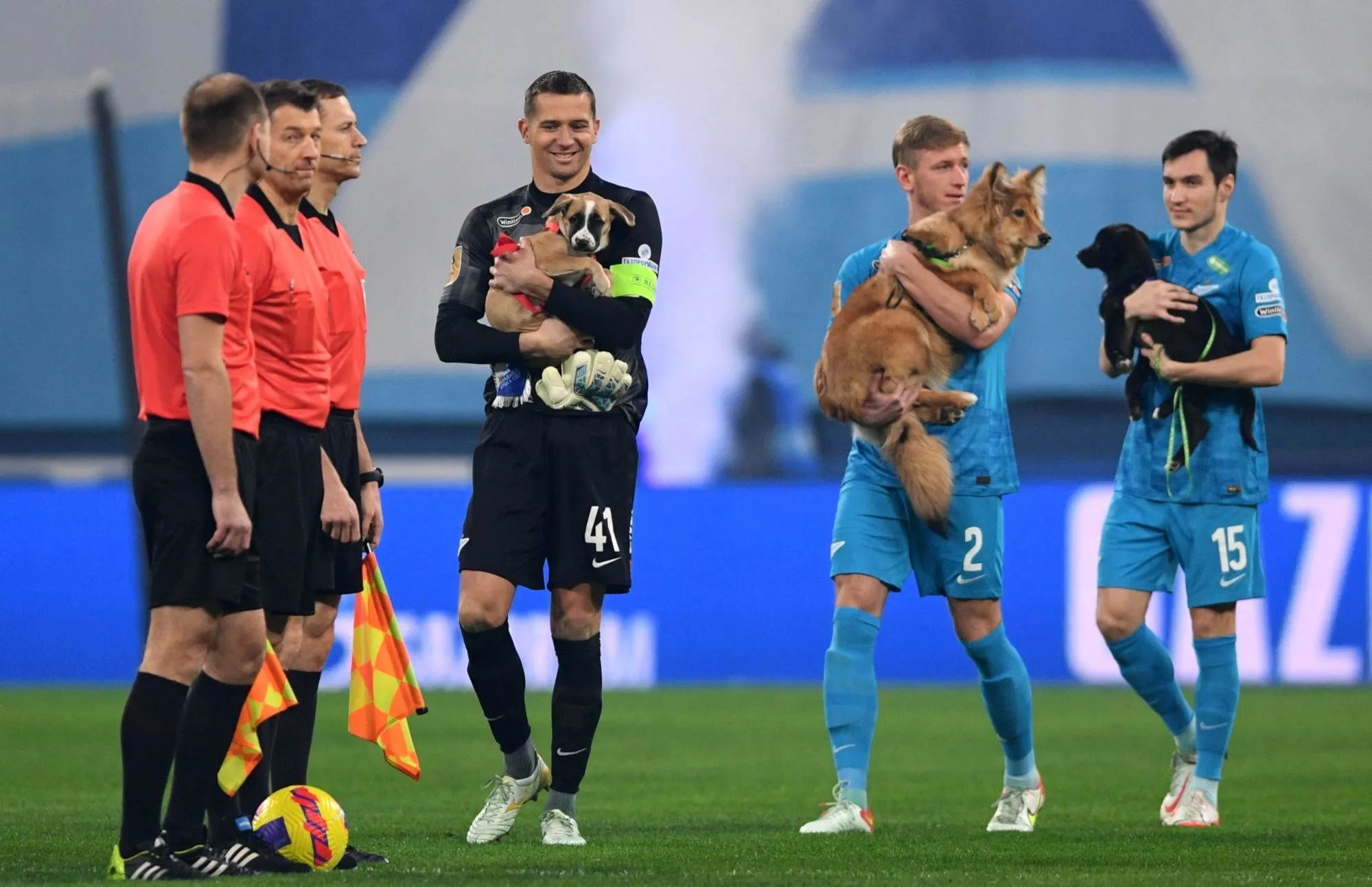 Les joueurs du Zénith entrent sur le terrain avec des chiens dans les bras