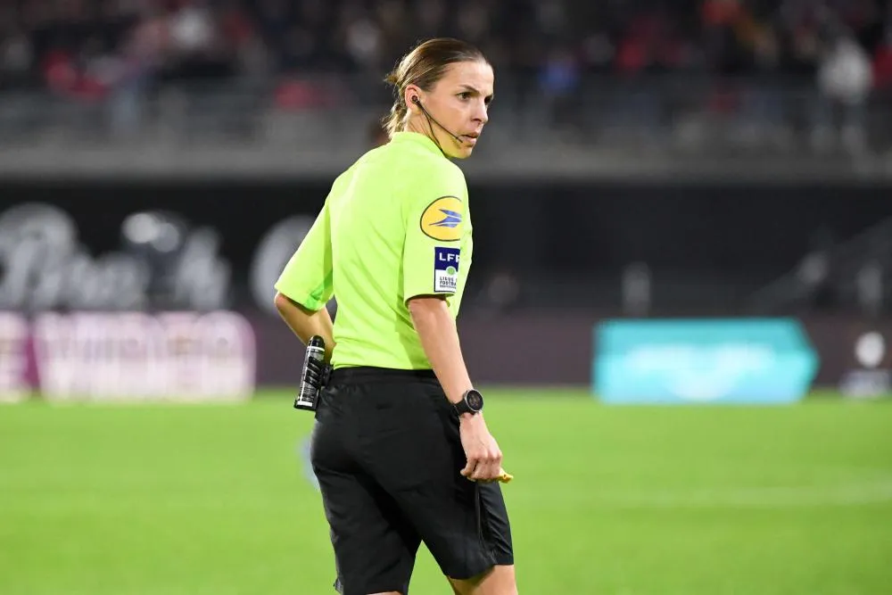 La Française Stéphanie Frappart élue meilleure femme arbitre du Monde pour la troisième année de suite