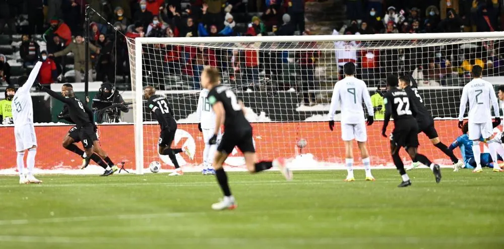 Adekugbe se jette dans la neige pour célébrer le but victorieux du Canada