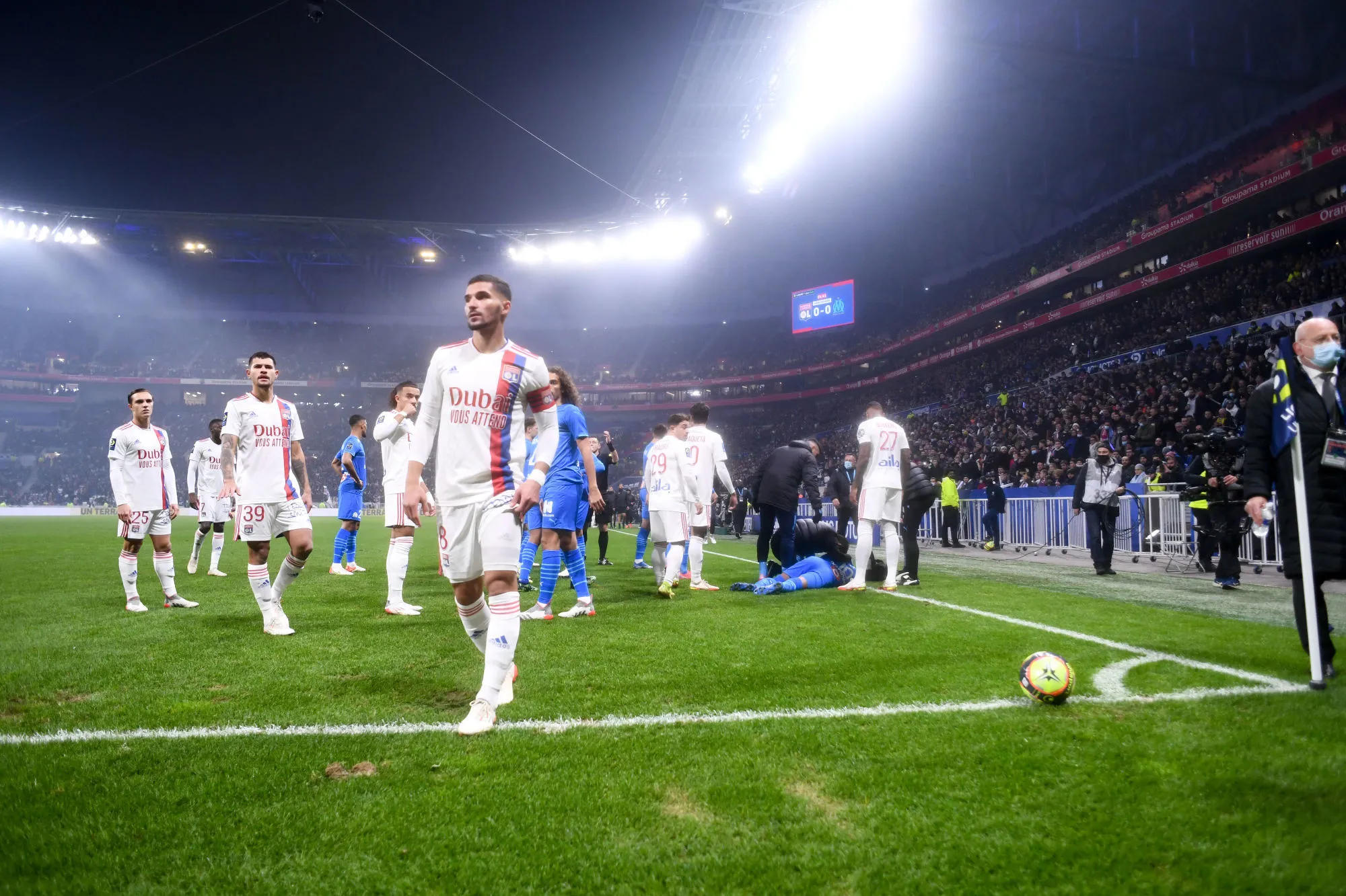 Le speaker annonce la reprise du match entre Lyon et Marseille