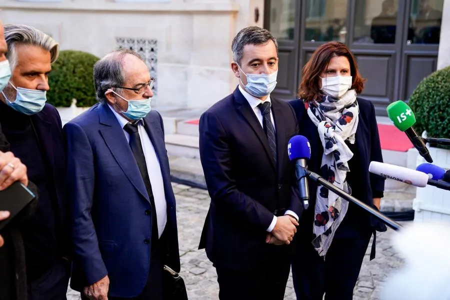 Darmanin donne deux semaines pour trouver des solutions en tribune