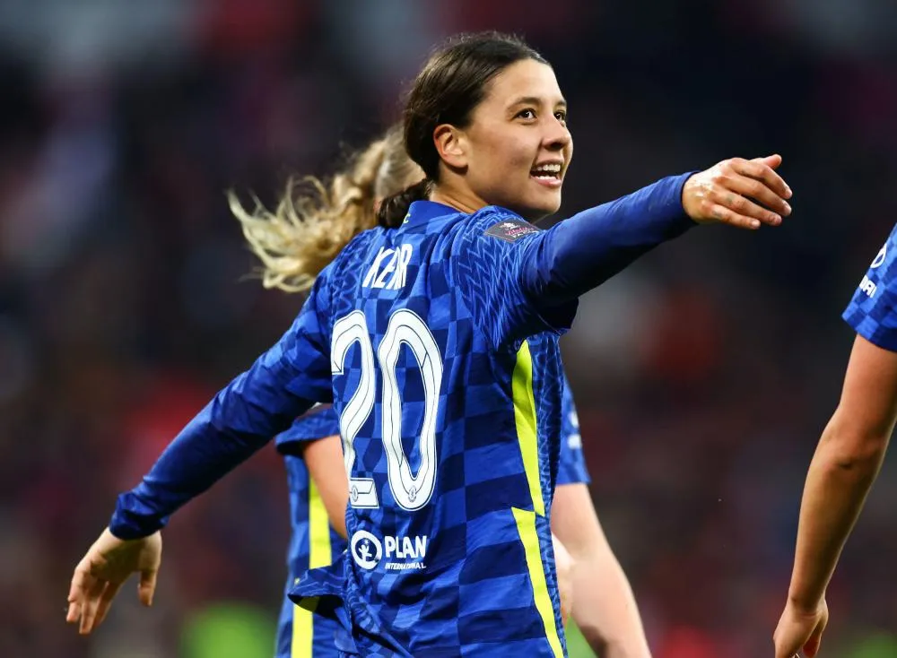 En Ligue des champions féminine, Sam Kerr se prend un carton jaune pour avoir bousculé un spectateur entré sur le terrain lors de Chelsea-Juventus