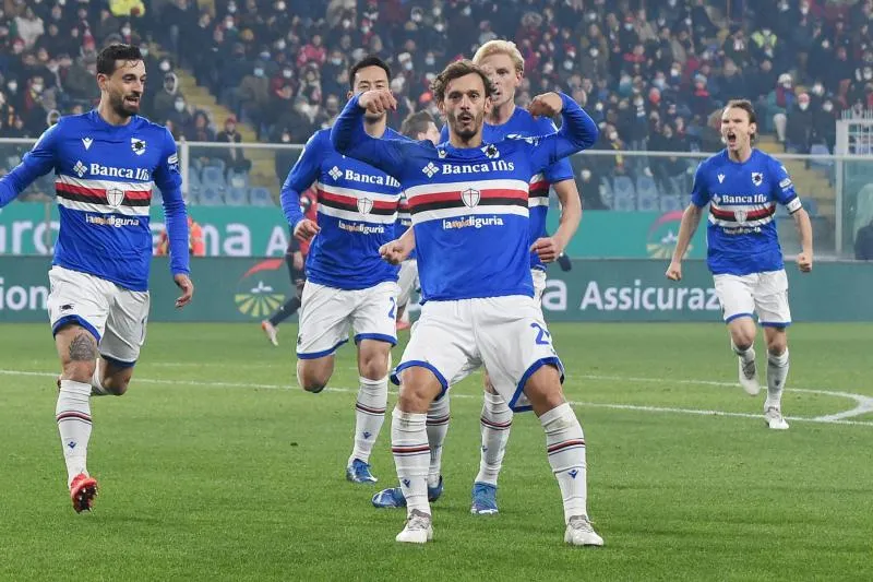 Manolo Gabbiadini célèbre son but contre le Genoa sur le banc de touche
