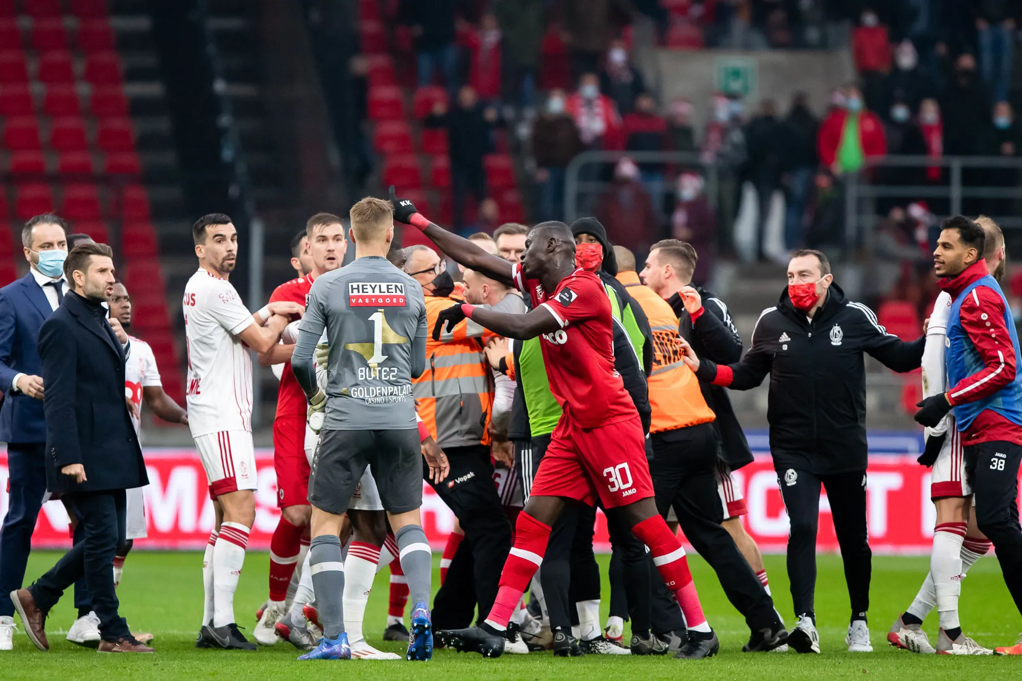 Le Standard bat Antwerp au milieu des bagarres