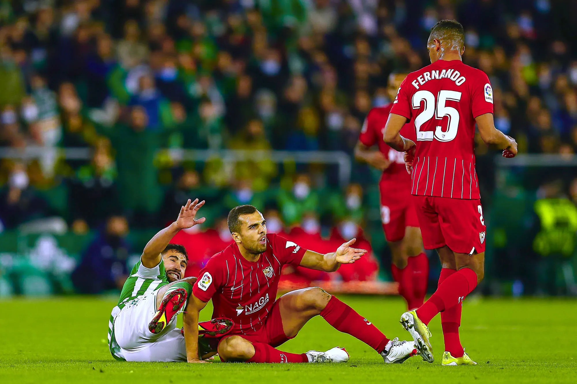 Betis-Séville FC interrompu après des jets de projectiles