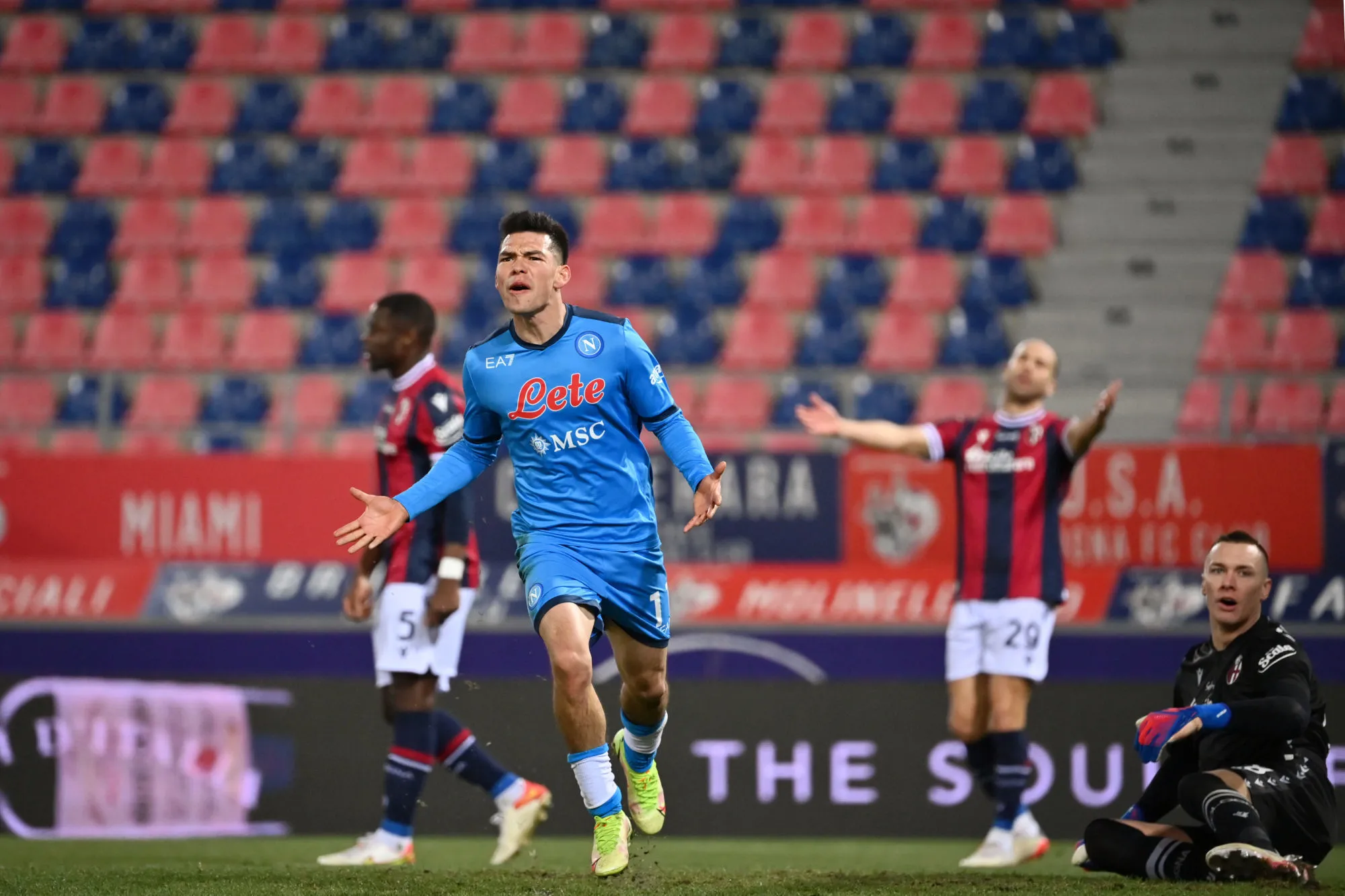 Lozano fait gagner Naples face à Bologne