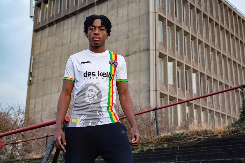 Le Bohemian FC d'Irlande sort un (nouveau) maillot en hommage à Bob Marley