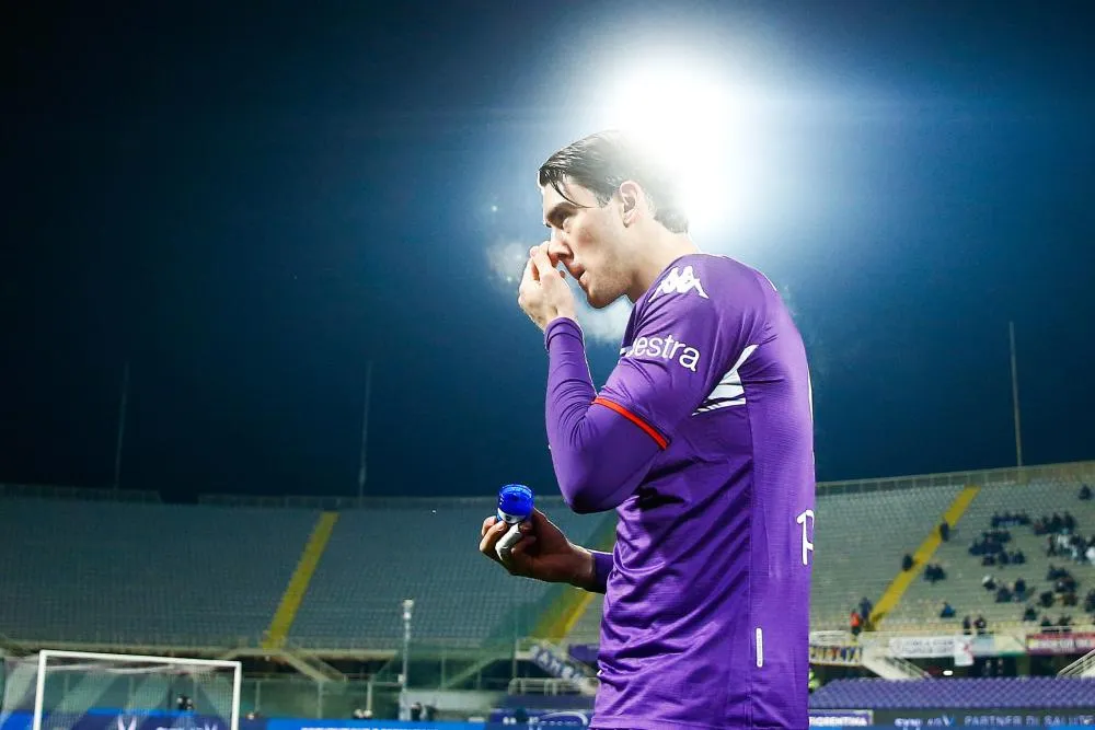 Les ultras de la Fiorentina déploient des banderoles anti-Vlahović