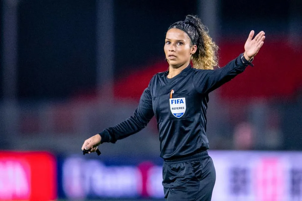 Aux Pays-Bas, un joueur officialise sa relation avec une arbitre