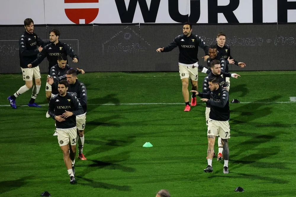 Report refusé et déplacement pour rien : la soirée lunaire du Venezia FC à Salerne