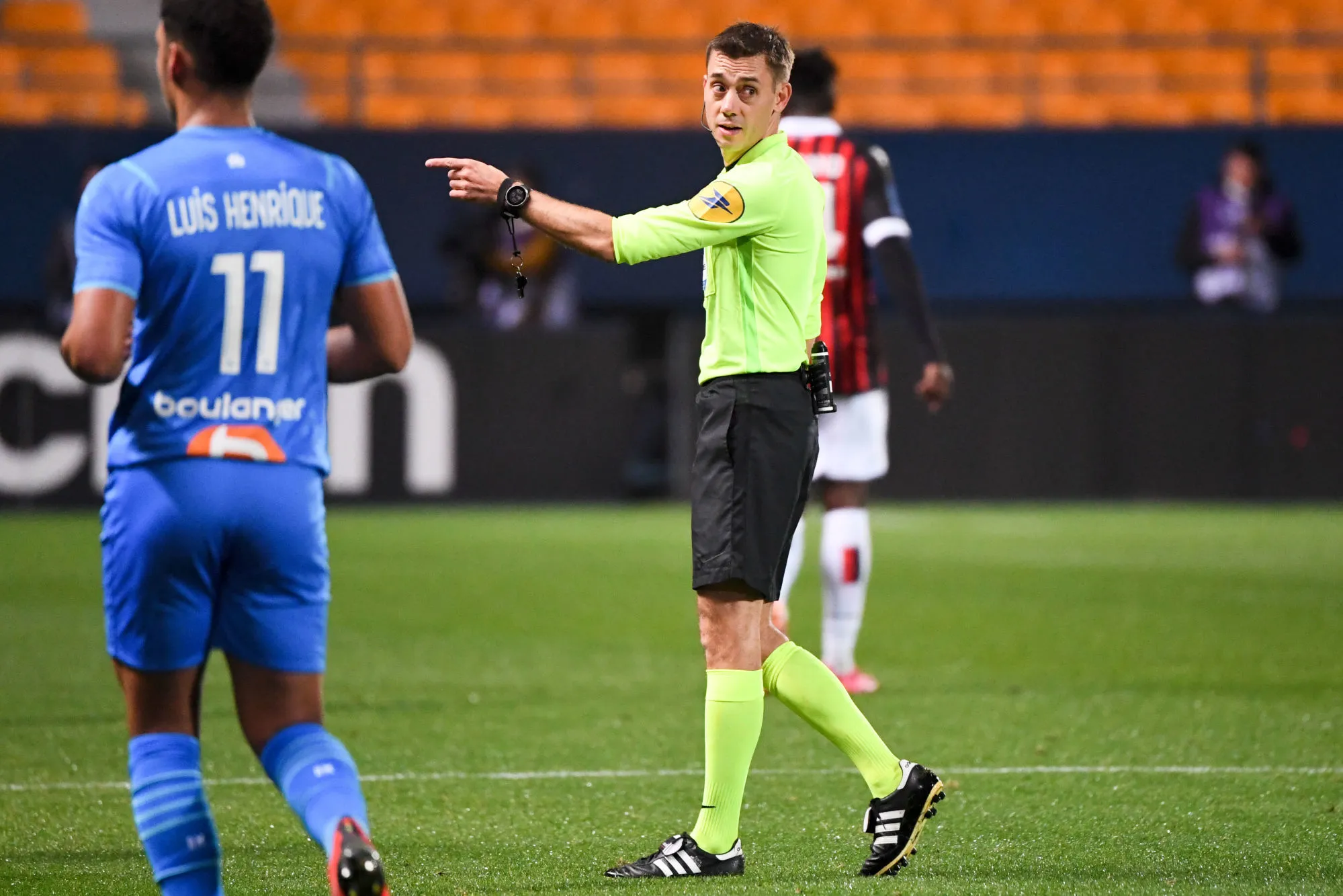 Les arbitres de L1 et L2 sanctionneront davantage les contestations des joueurs