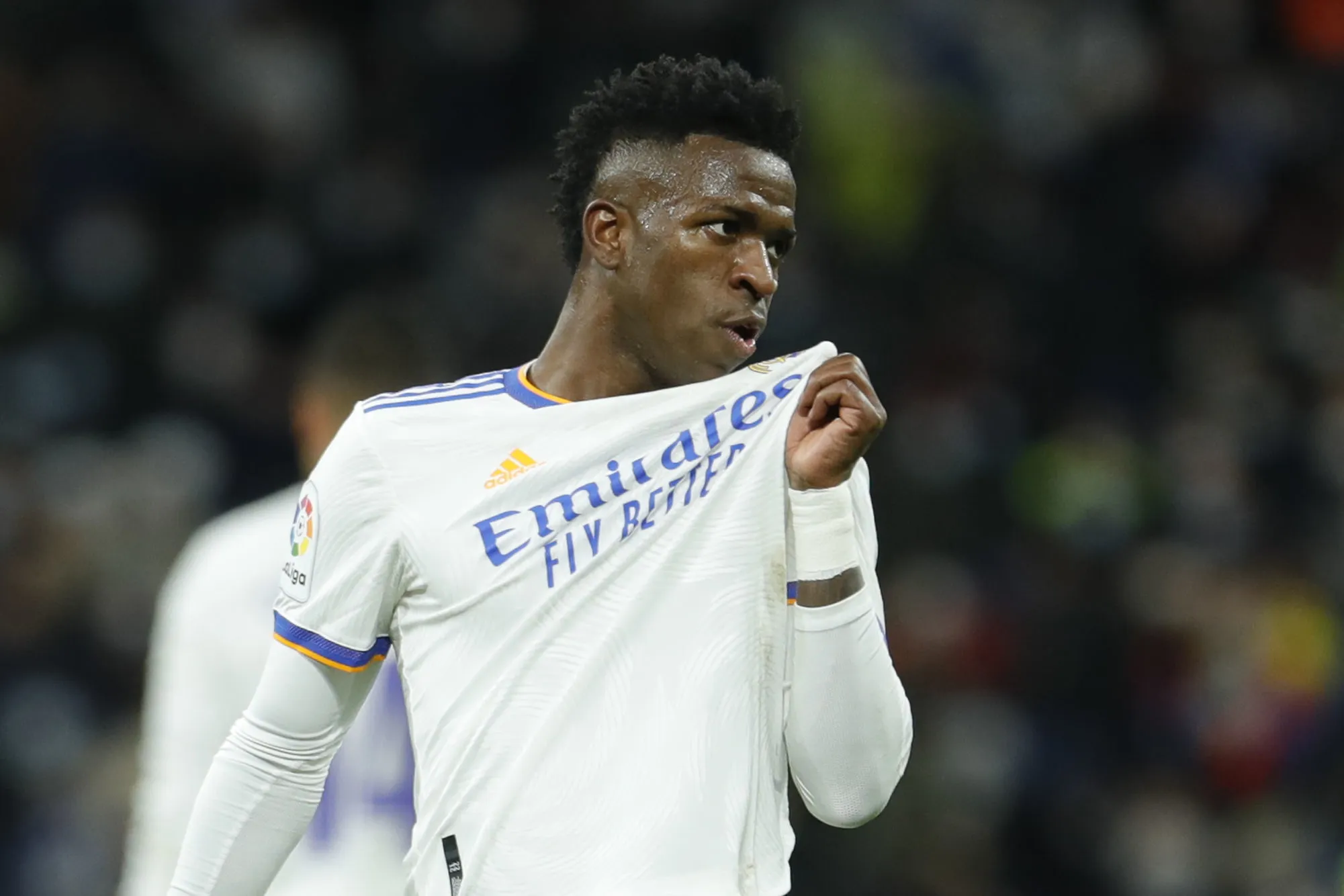 Vinícius Júnior refuse de marcher sur l’emblème du Real Madrid en plein match