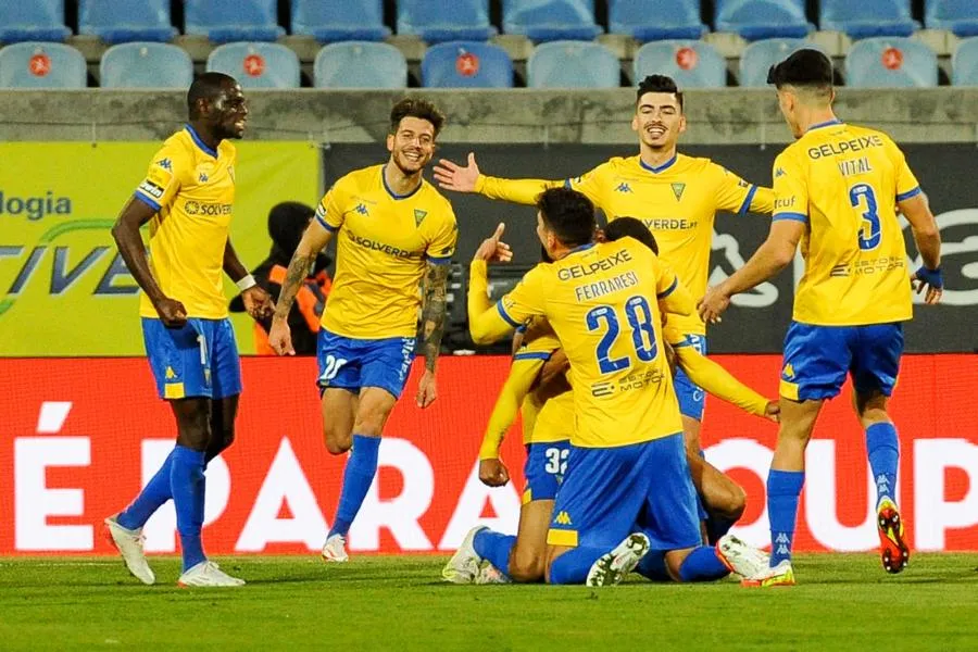 Un joueur d&rsquo;Estoril reçoit un sac de lupins en plein match