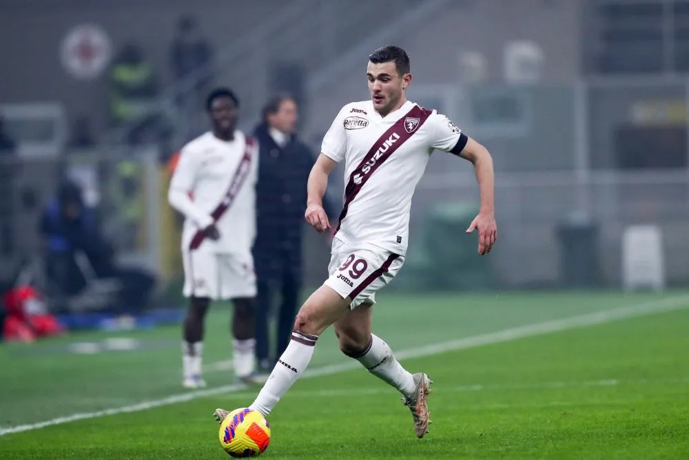 Quand Alessandro Buongiorno tente d’obtenir un carton jaune, en vain