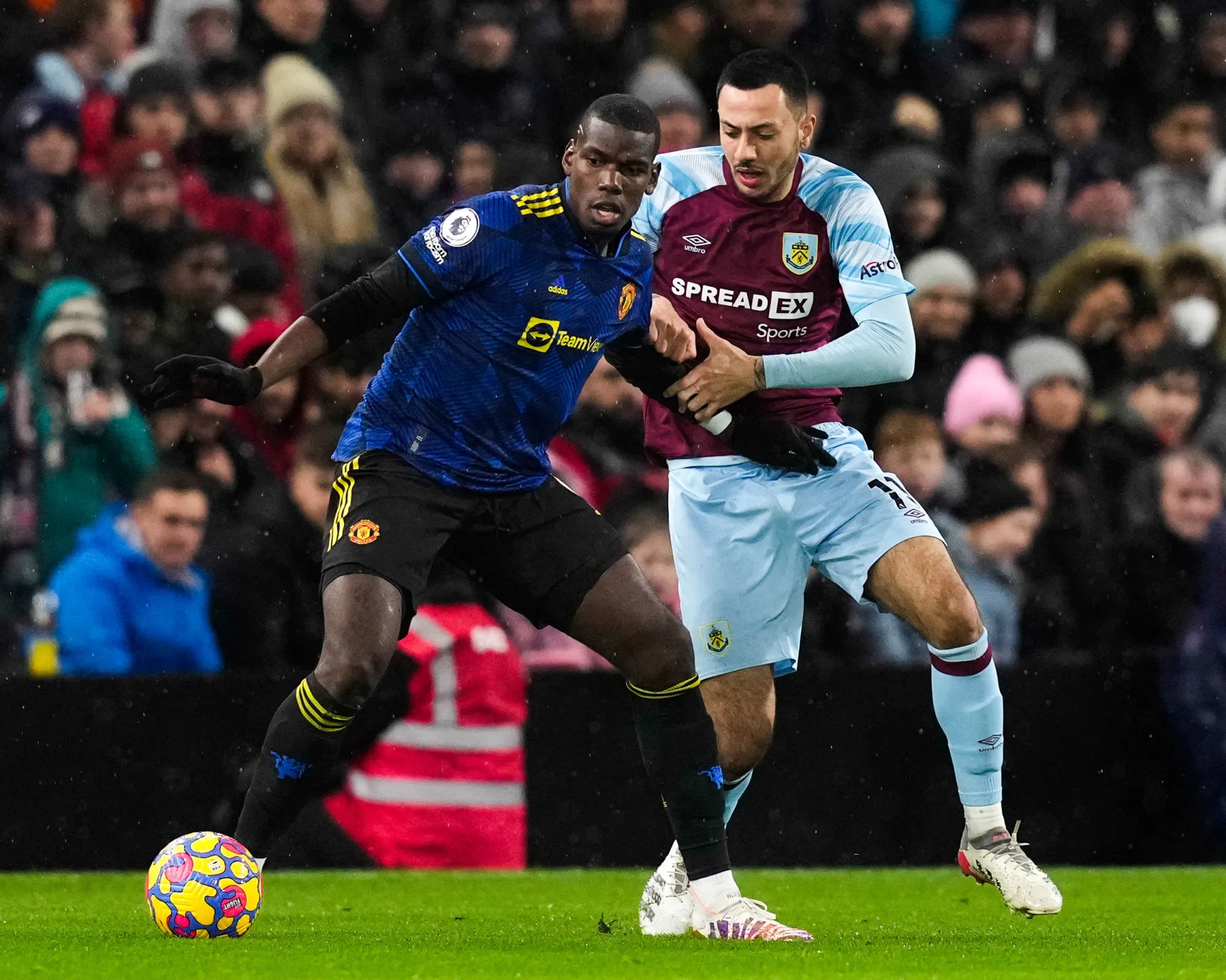 United patine à Burnley, West Ham repart de l&rsquo;avant, Newcastle renverse Everton