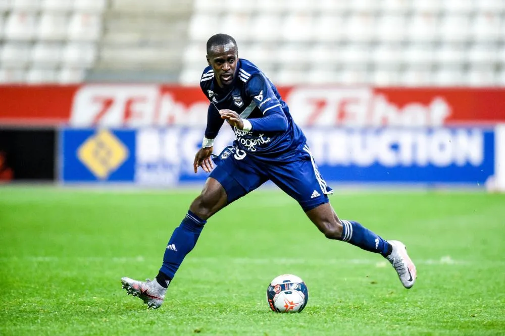 Après huit mois de chômage, Maxime Poundjé (ex-Bordeaux) signant au FC Lausanne-Sport