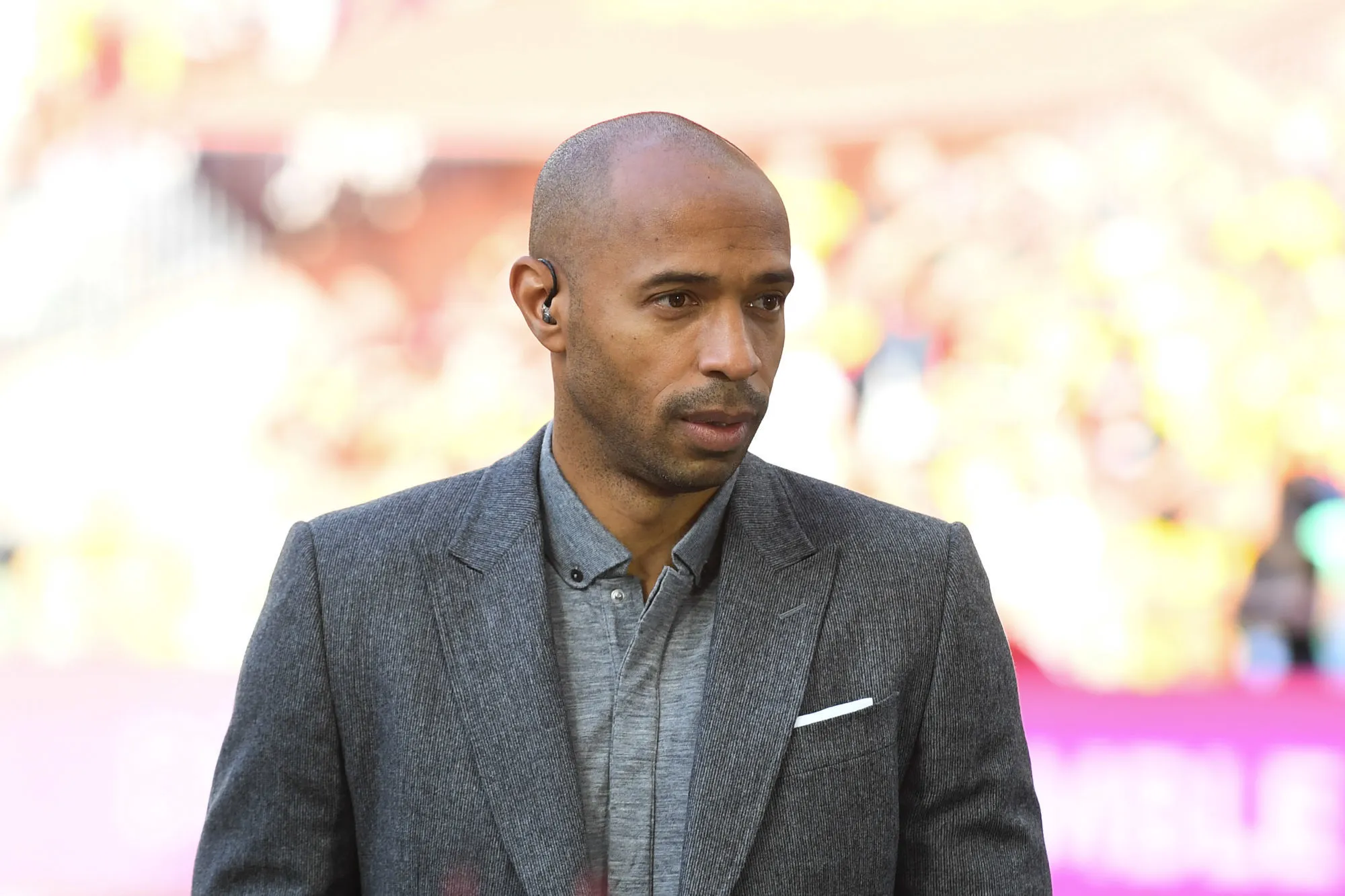 Quand Thierry Henry reprend un fan qui lui a touché le visage