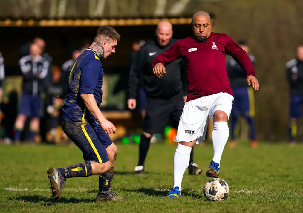 Roberto Carlos a rechaussé les crampons avec l’équipe d’un pub anglais
